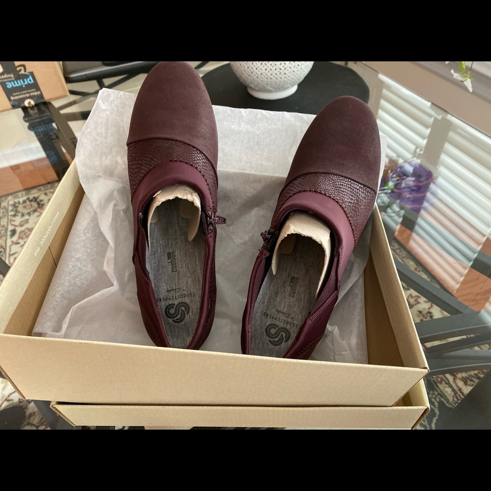 Woman’s Clark’s cloud steppers shoes